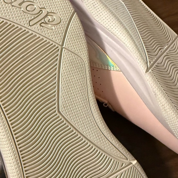 Limited Edition Clove 2021 Light Pink Holographic Sneakers Women’s 7.5 - Picture 9 of 10